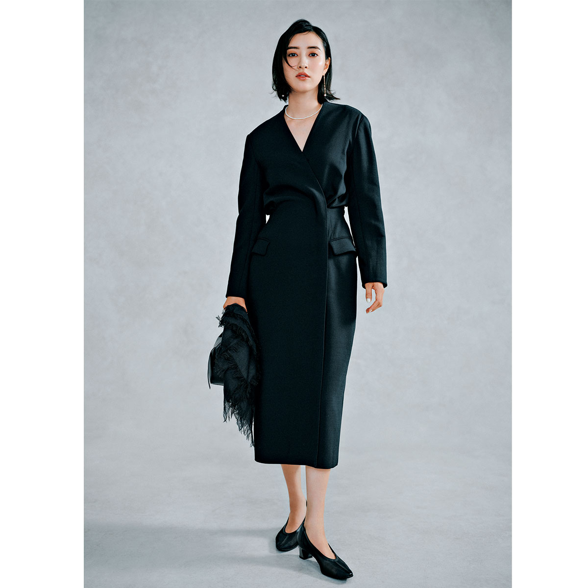 SANTÉ BY ETRÉの前開きで深Vネックのワンピースを着た岡本あずささん