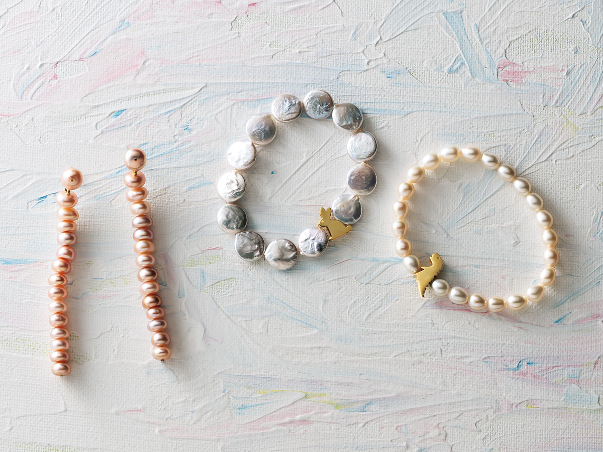 アリータの恐竜とウサギのチャームがついたパールブレスレットとパステルカラーのパールピアス