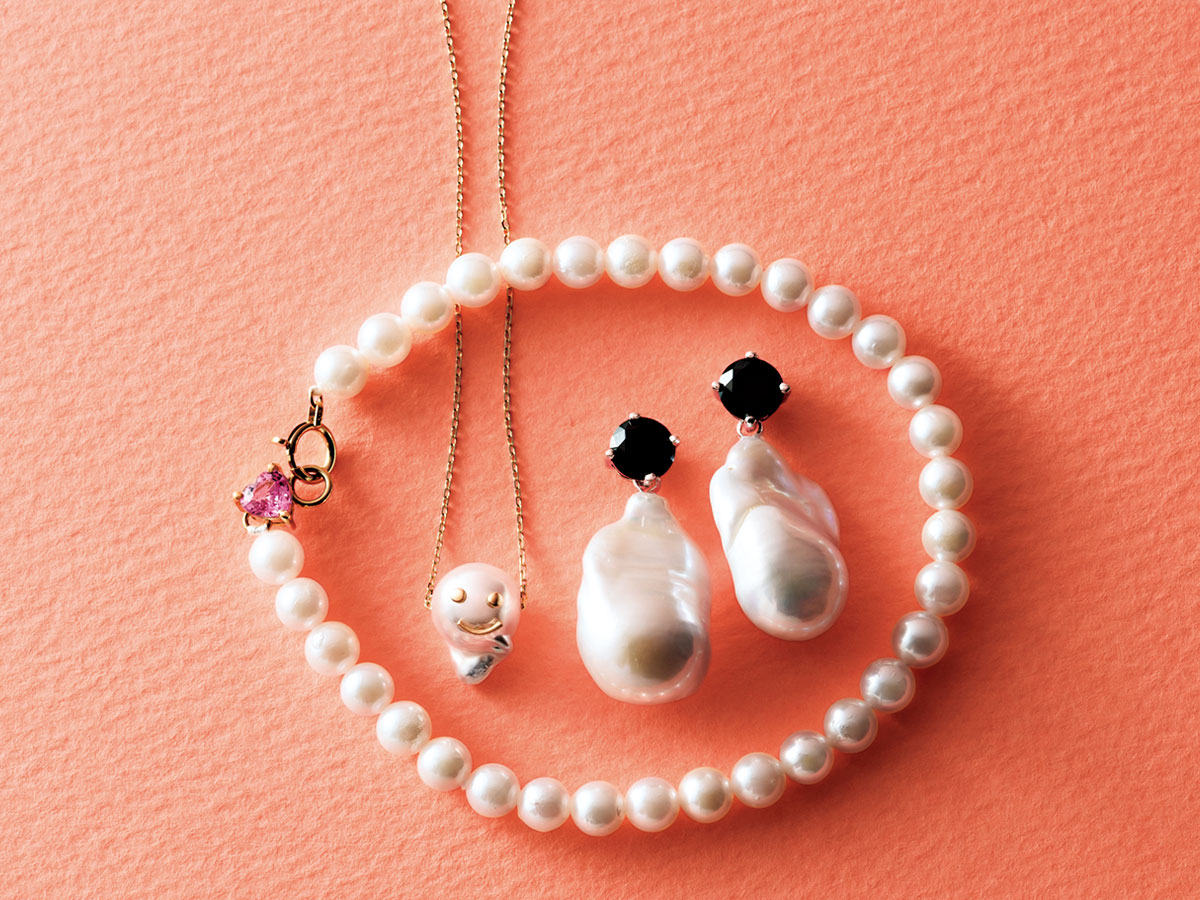 カドーのパールブレスレットとお化けをかたどったネックレスとバロックパールのピアス