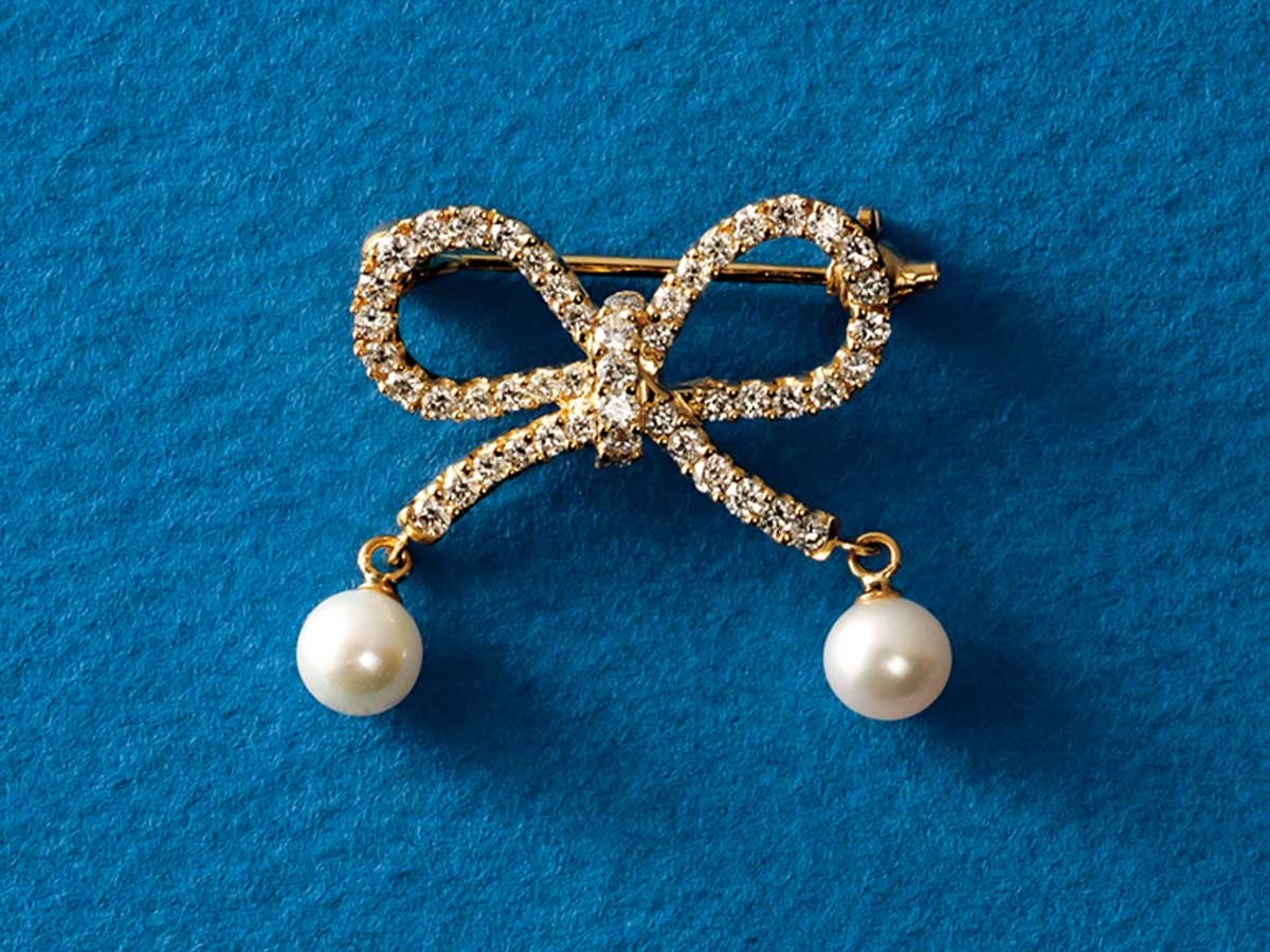 ビジュードエムのダイヤのリボンの先にパールがついたブローチ