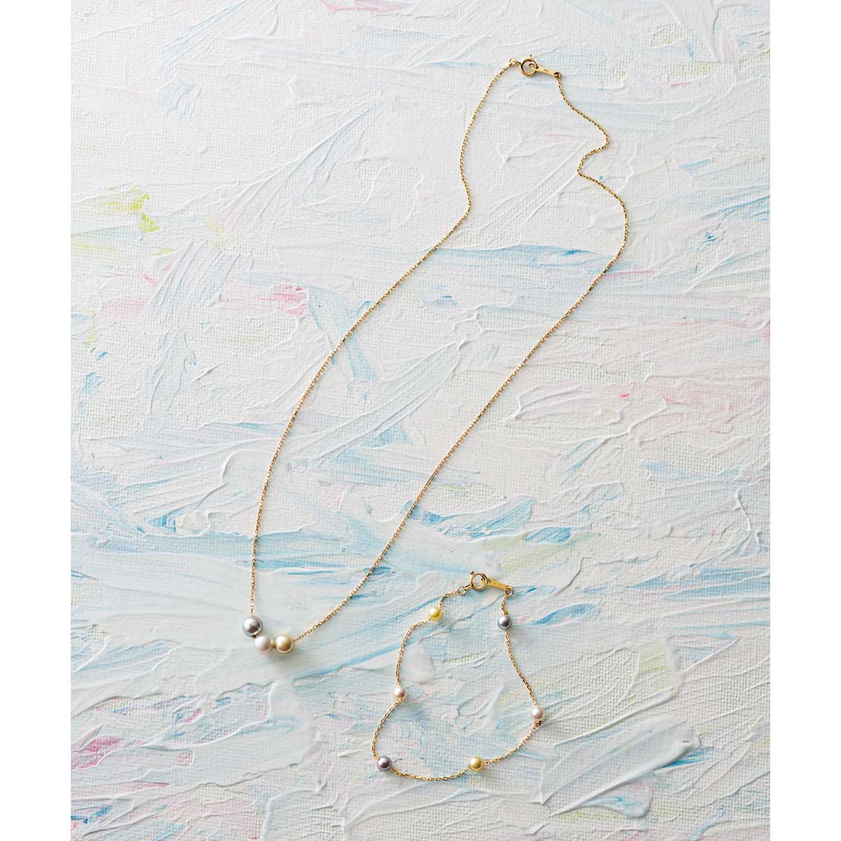 ミズキのニュアンスカラーのパールネックレスとブレスレット