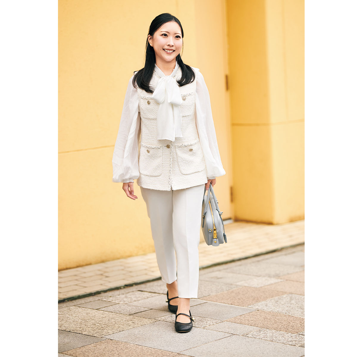 ボウタイブラウスにクリームトーンのツイードジレとパンツをあわせた入学式コーデ