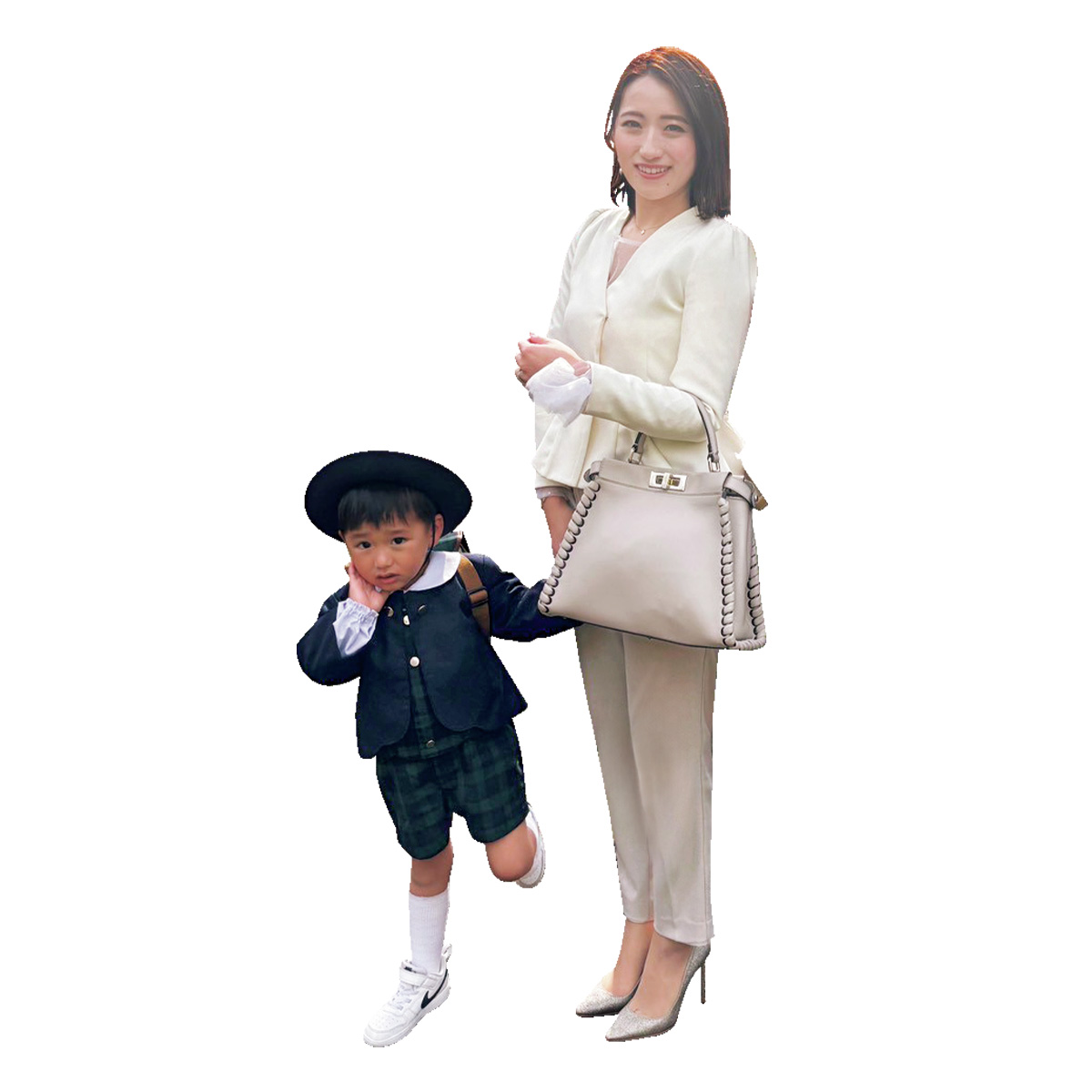 クリームトーンのジャケットとパンツにベージュのバッグとパンプスを合わせた入園式コーデ