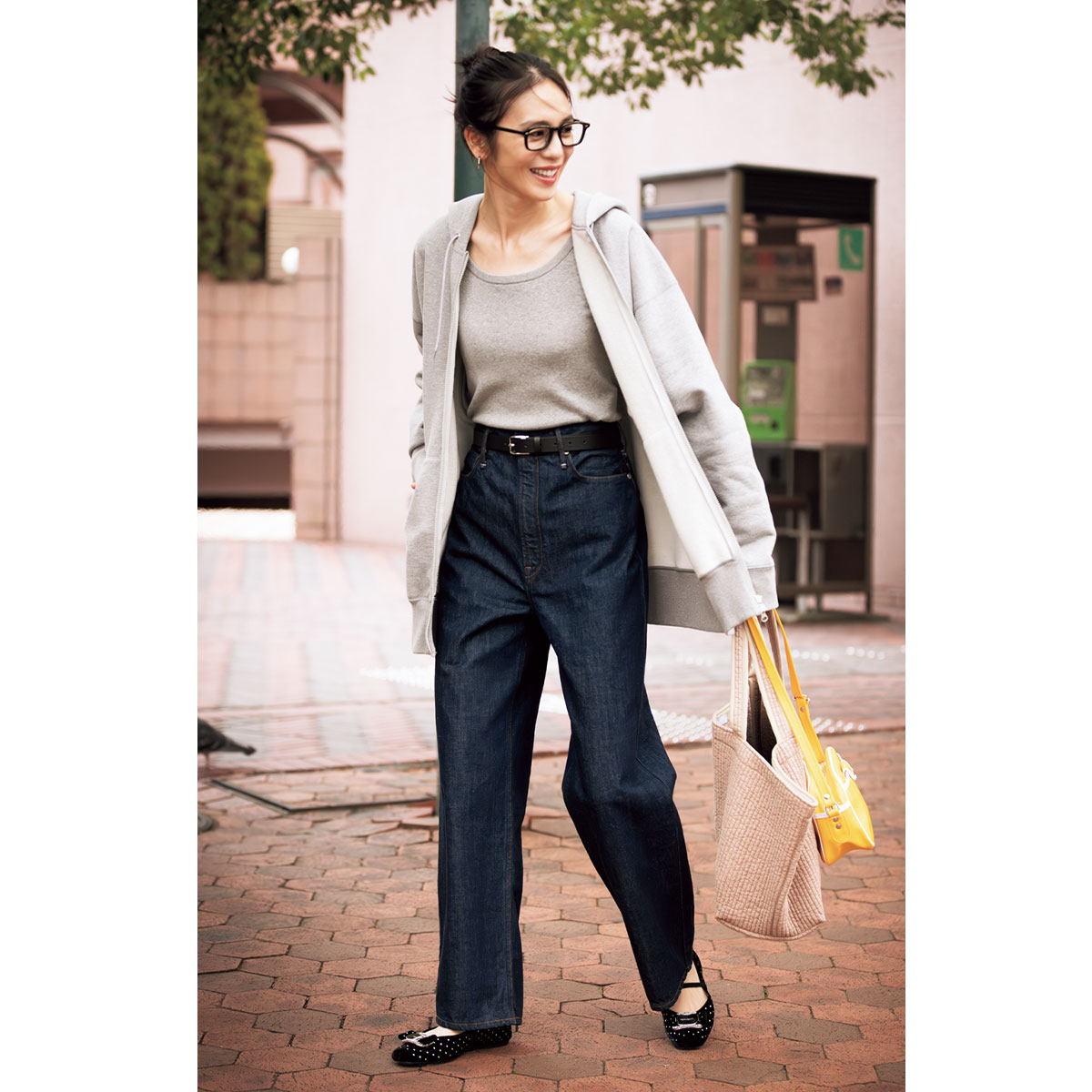 デニムにパーカーのカジュアルコーデにフェラガモのシューズを合わせてオシャレ度アップ