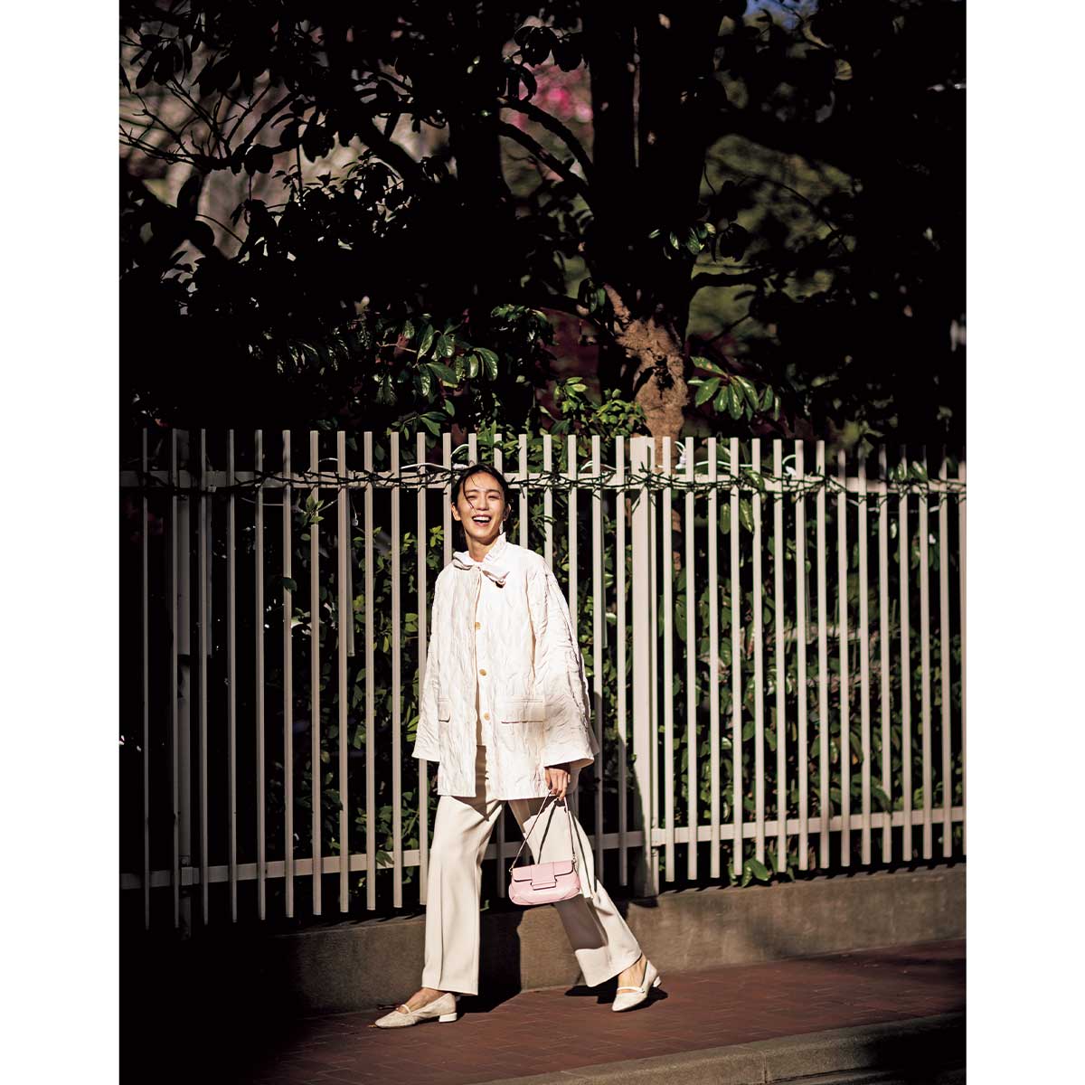 オール白の華やかセレモニーコーデには足元も白で統一