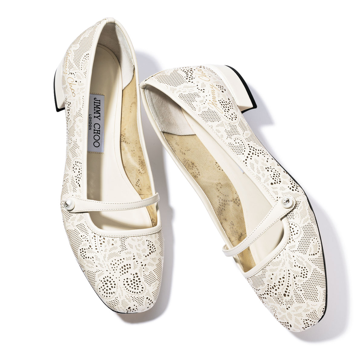 ジミー チュウの華やか白シューズ