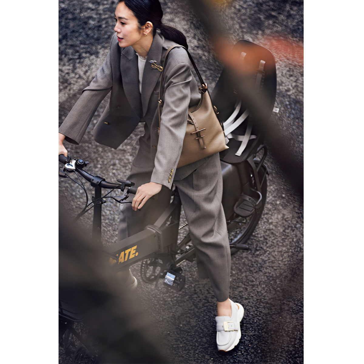 キレイめセットアップにセレモニーも通勤も使えるトッズの白シューズが好印象