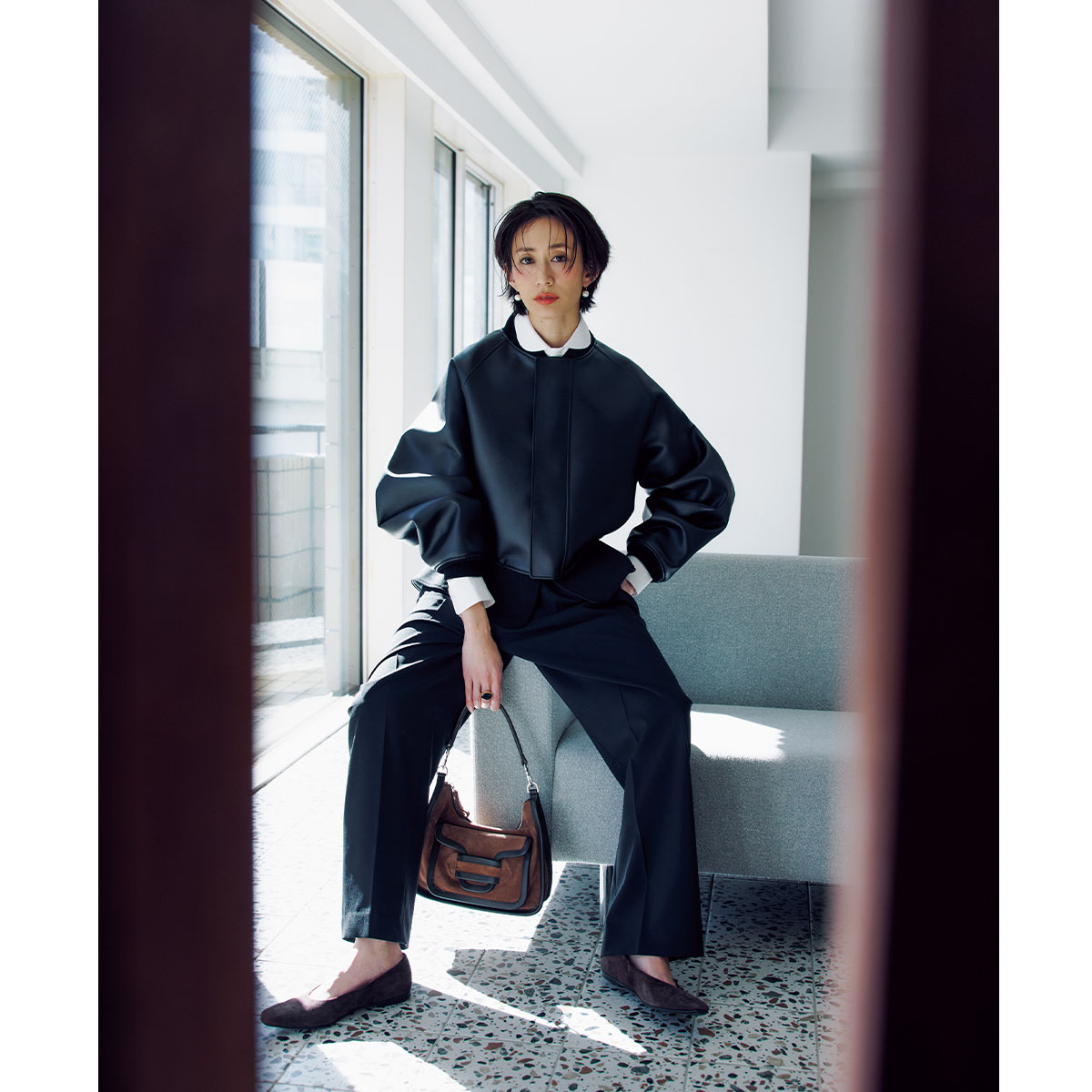 エコレザーアウターは丸衿ブラウスを仕込めばハードすぎない絶妙バランスに