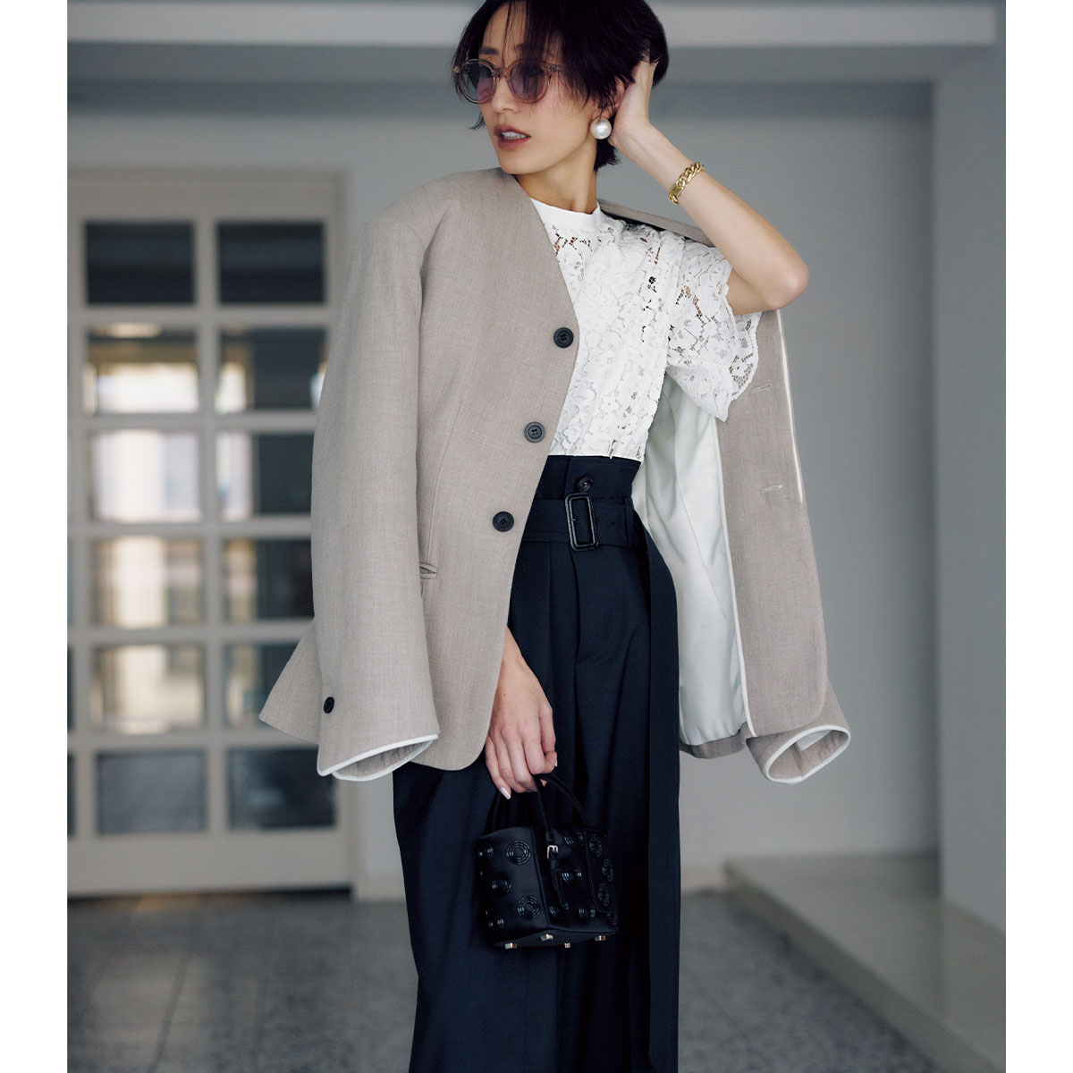 黒パンツとレーストップスで今どきキレイめコーデ