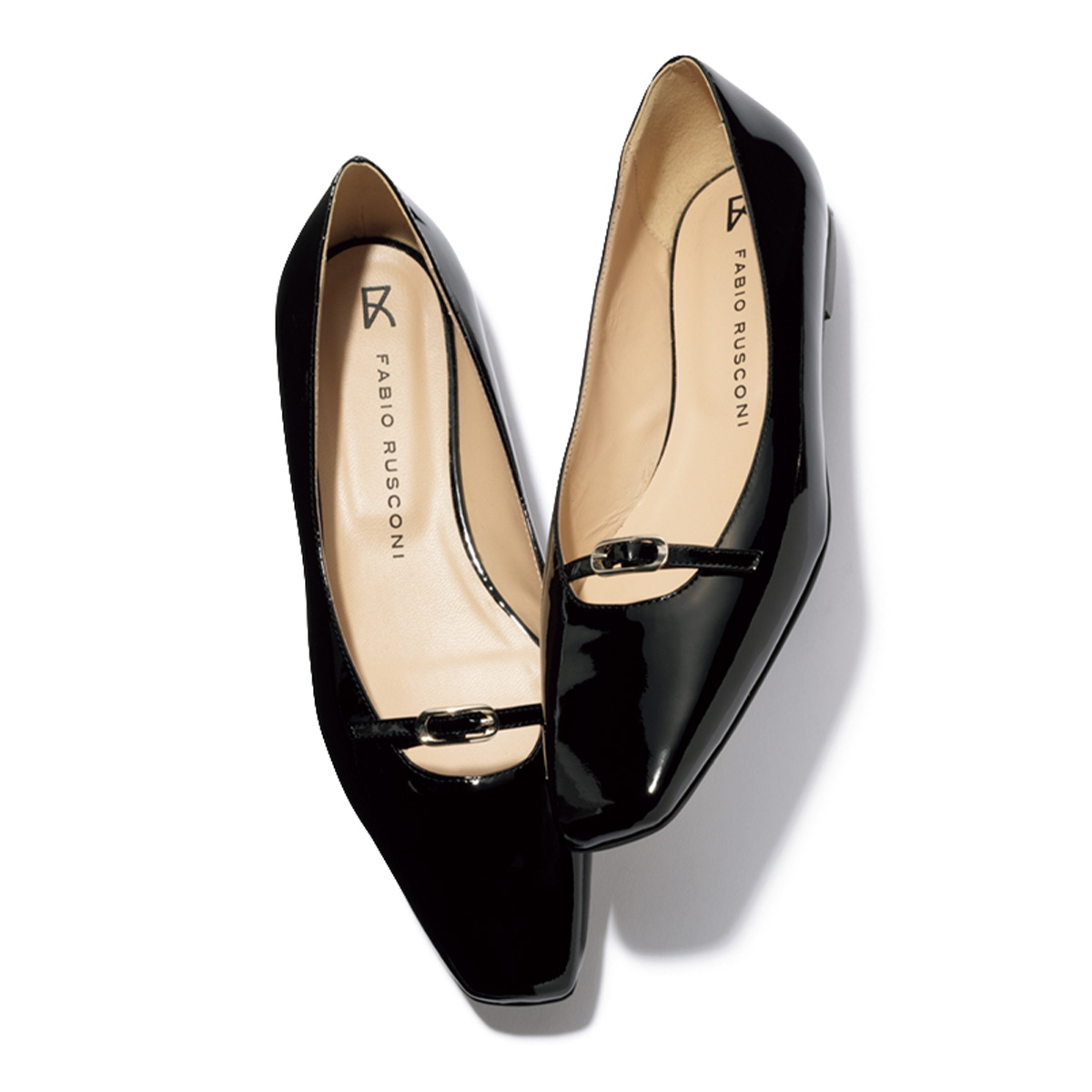 ファビオ ルスコーニのとんがり黒パンプス