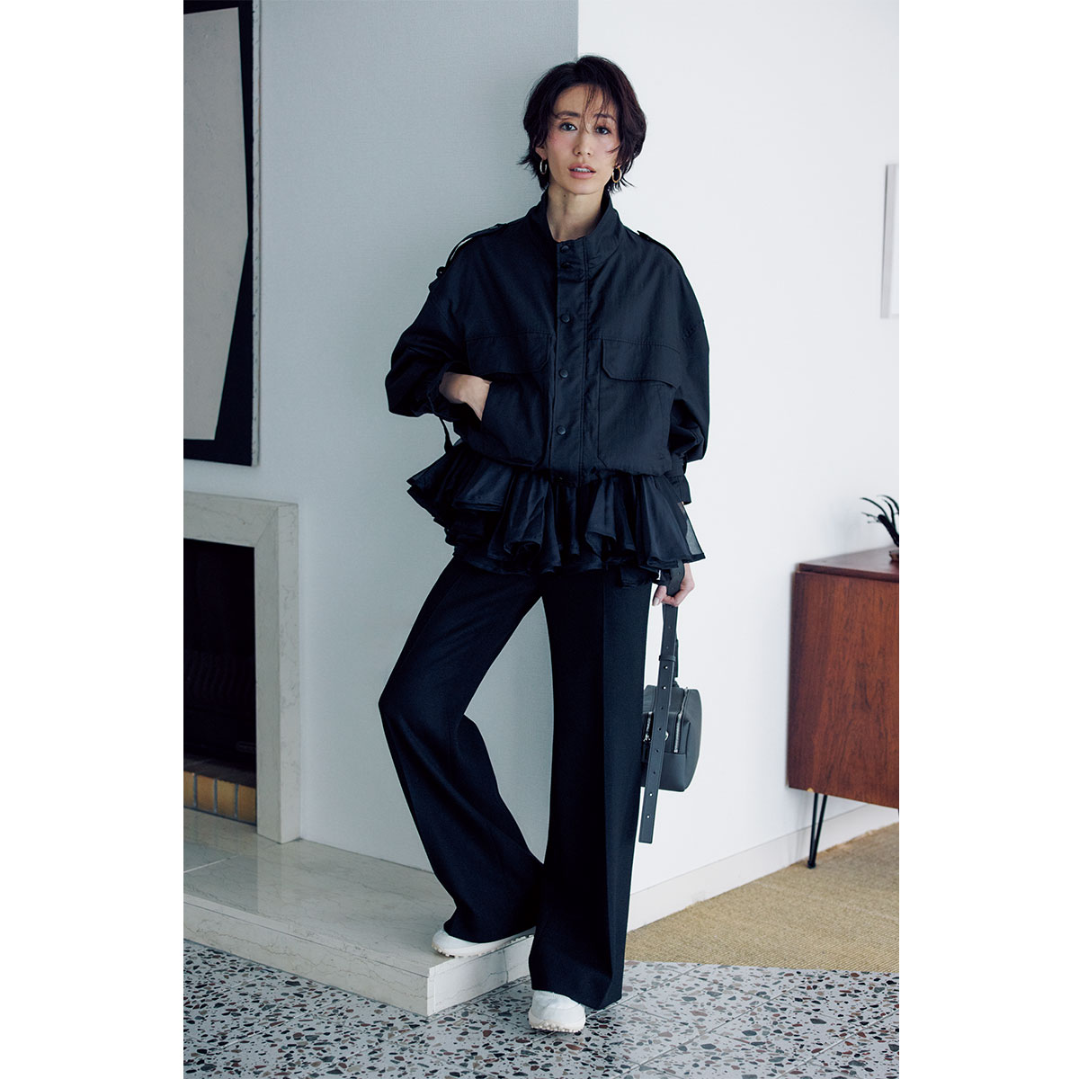 オール黒コーデも今どきシャカブルゾンがあれば洒落見えも簡単