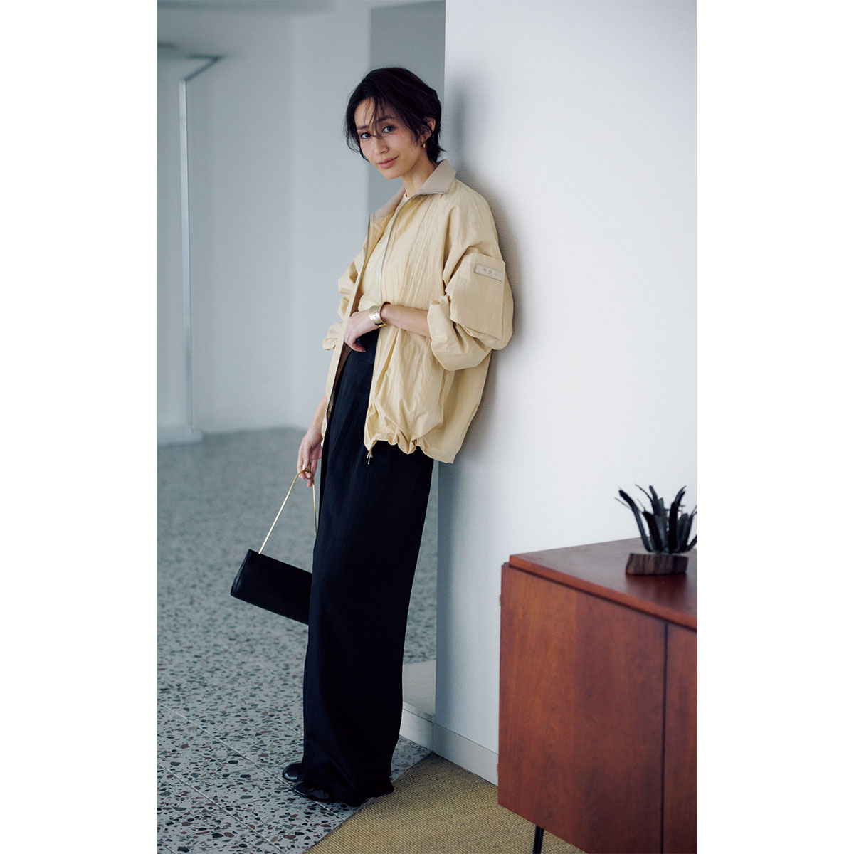 タとらすのシャカブルゾンは黒パンツコーデを今っぽく格上げ