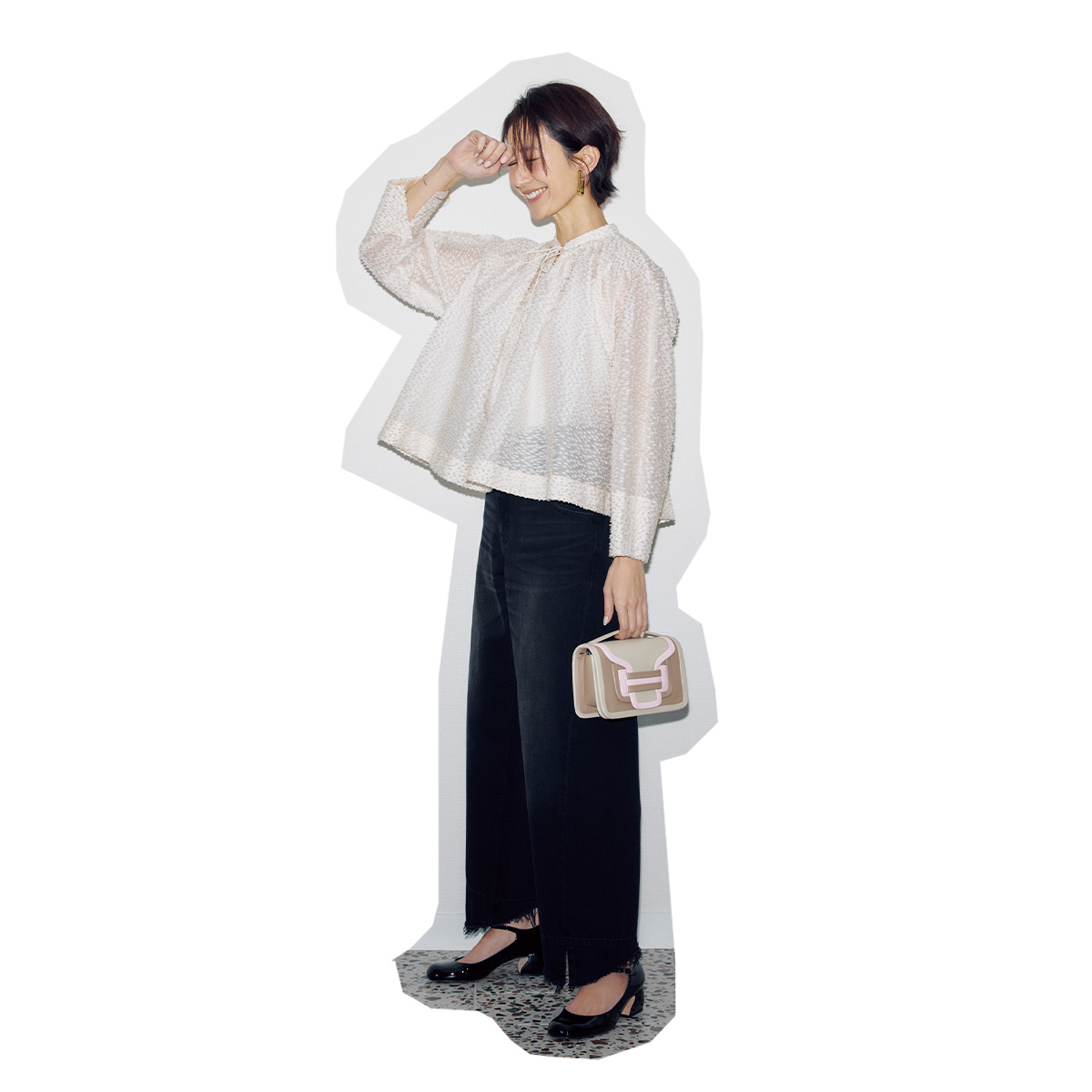 春先どりブラウスは黒っぽデニムを合わせてキレイめにまとめるのが正解