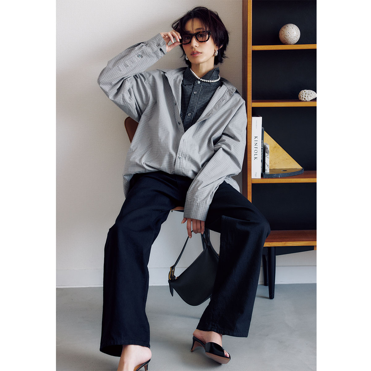 シャツのレーヤードがこなれ見えする黒デニムコーデ