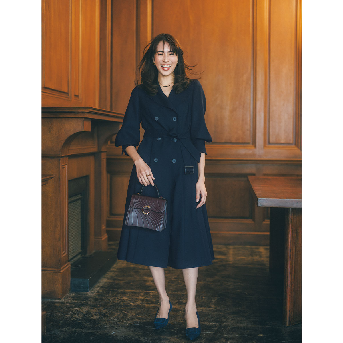 気品溢れるシルエットのダブルのトレンチコートでハレの日コーデ