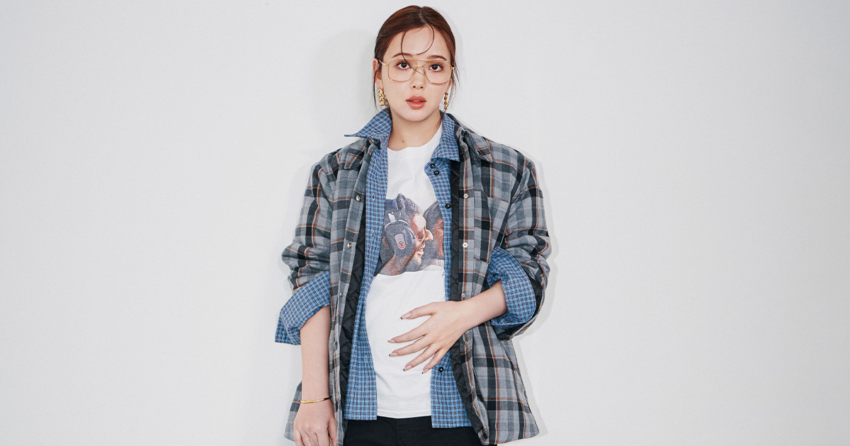 Tシャツにチェックシャツをレイヤードした藤田ニコルさん