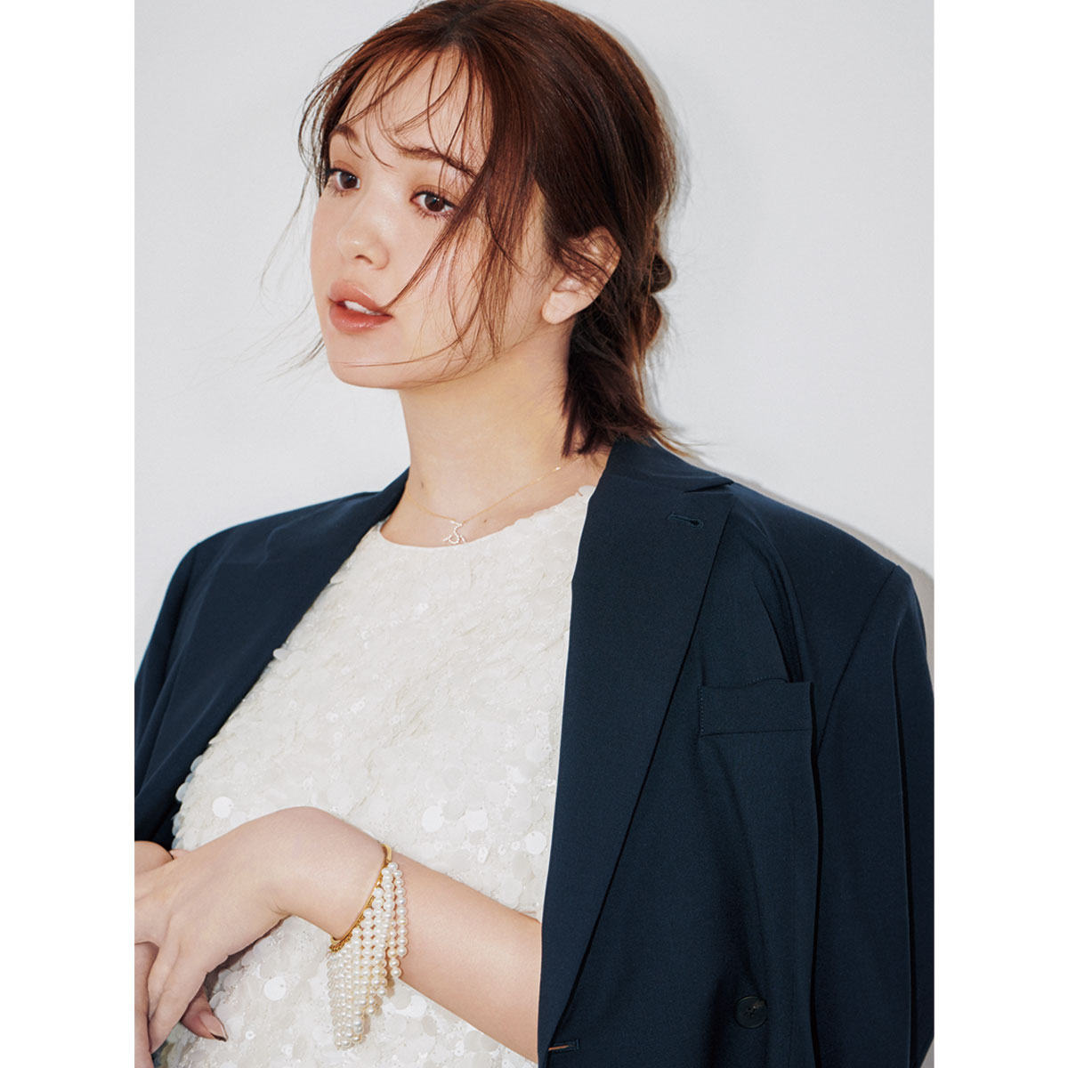 スパンコールトップスにジャケットを肩掛けした藤田ニコルさん