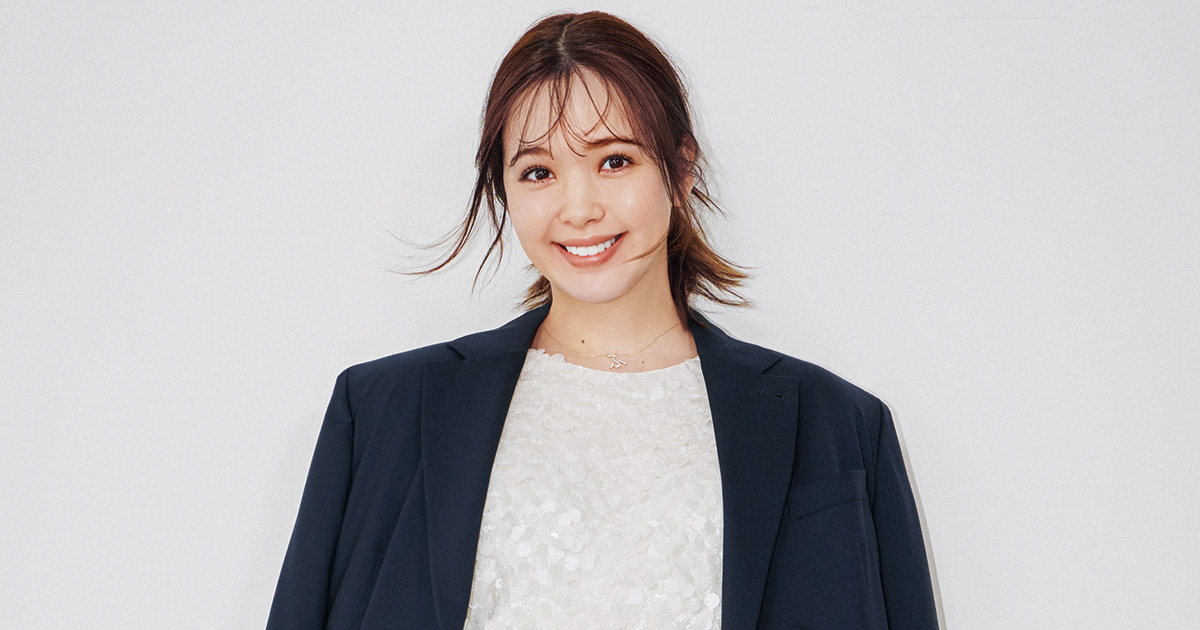 スパンコールトップスにジャケットを羽織った藤田ニコルさん