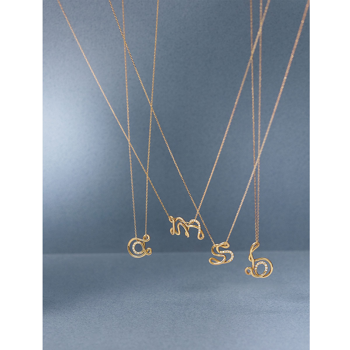 シャルロット シェネのアルファベットネックレス