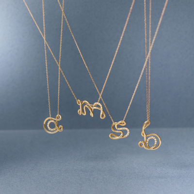 記念買いに『イニシャルネックレス』がオシャレ！母業パールとの重ねづけにも活躍