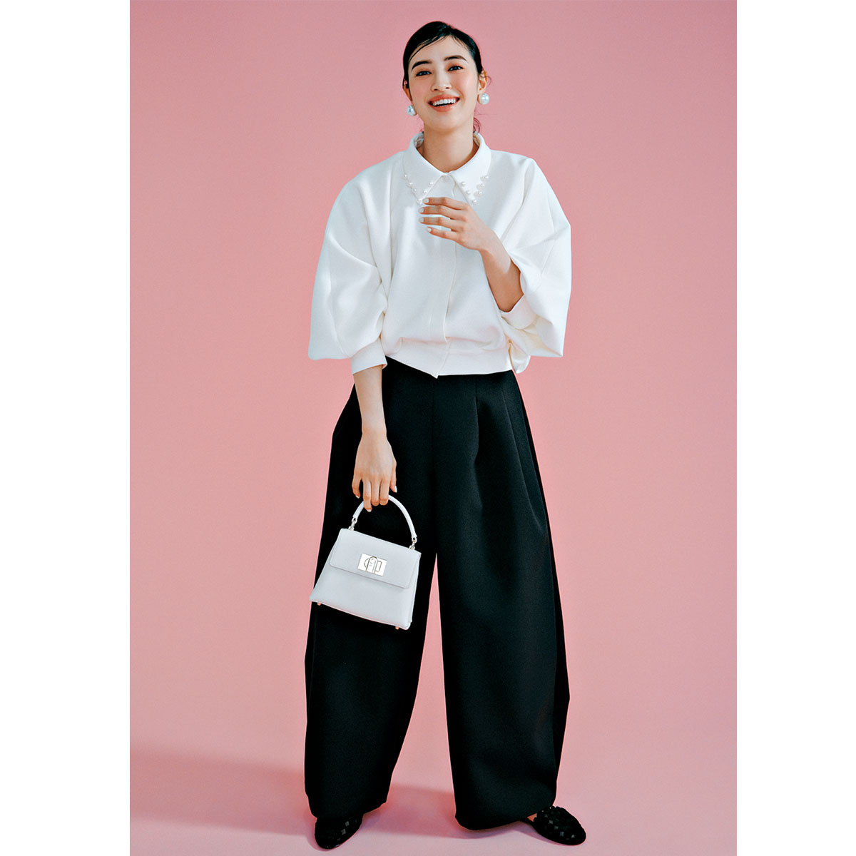 パハマンの大粒パールがついた白シャツブルゾンとワイドパンツを合わせたハレの日コーデ