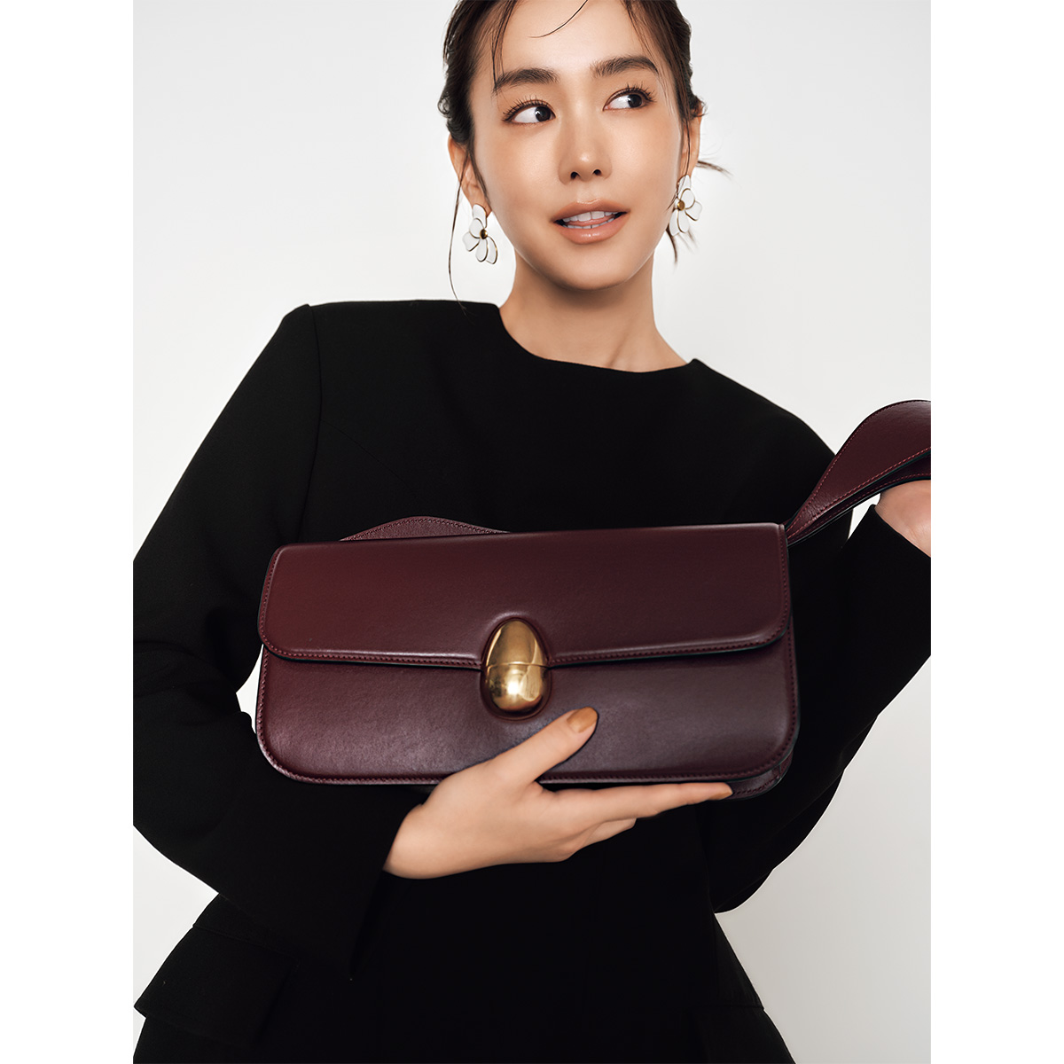 ネオスのミニマルバッグがキレイめ黒コーデに好相性