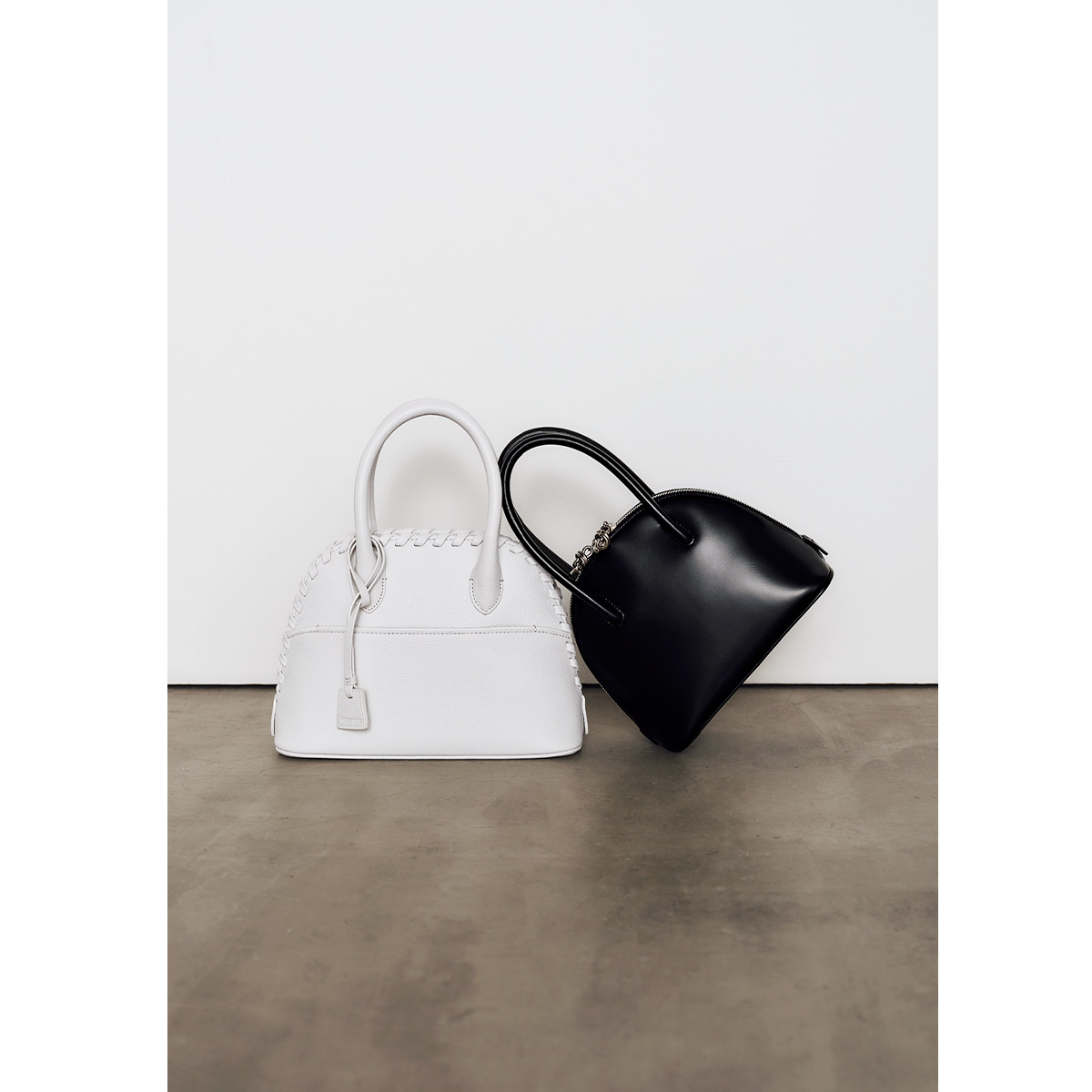 メゾンヴァジックのキレイめミニマルバッグ