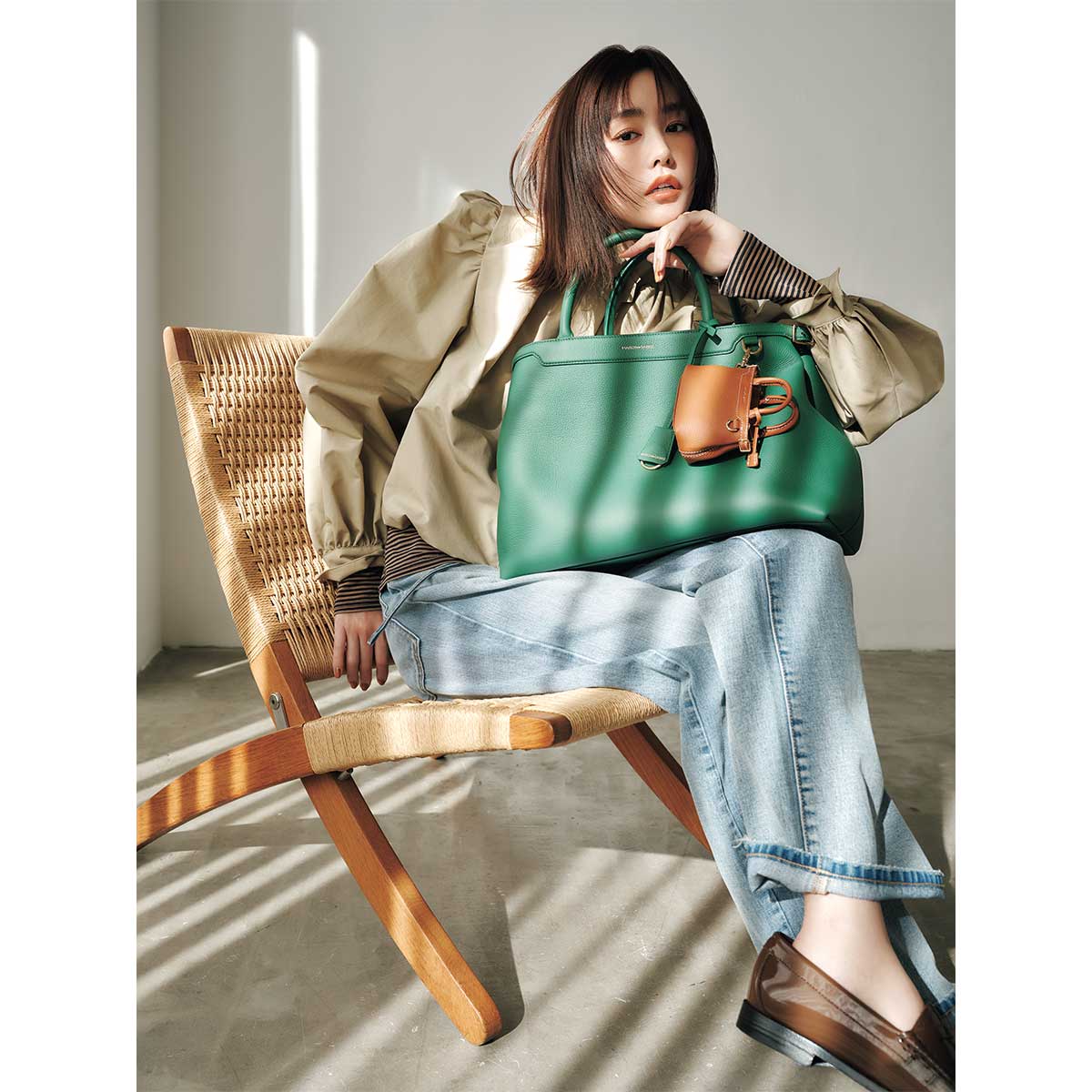 メゾン・ド・サブレの鮮やかなグリーンのバッグを主役にしたキレイめカジュアルコーデ