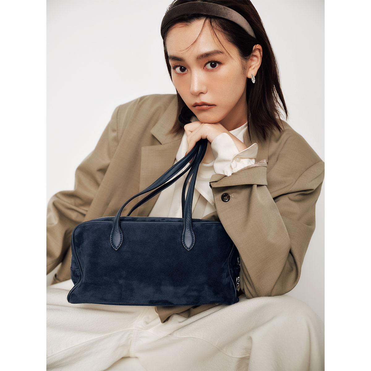韓国発注目ブランド「トゥティエ」のキレイめなネイビーバッグ