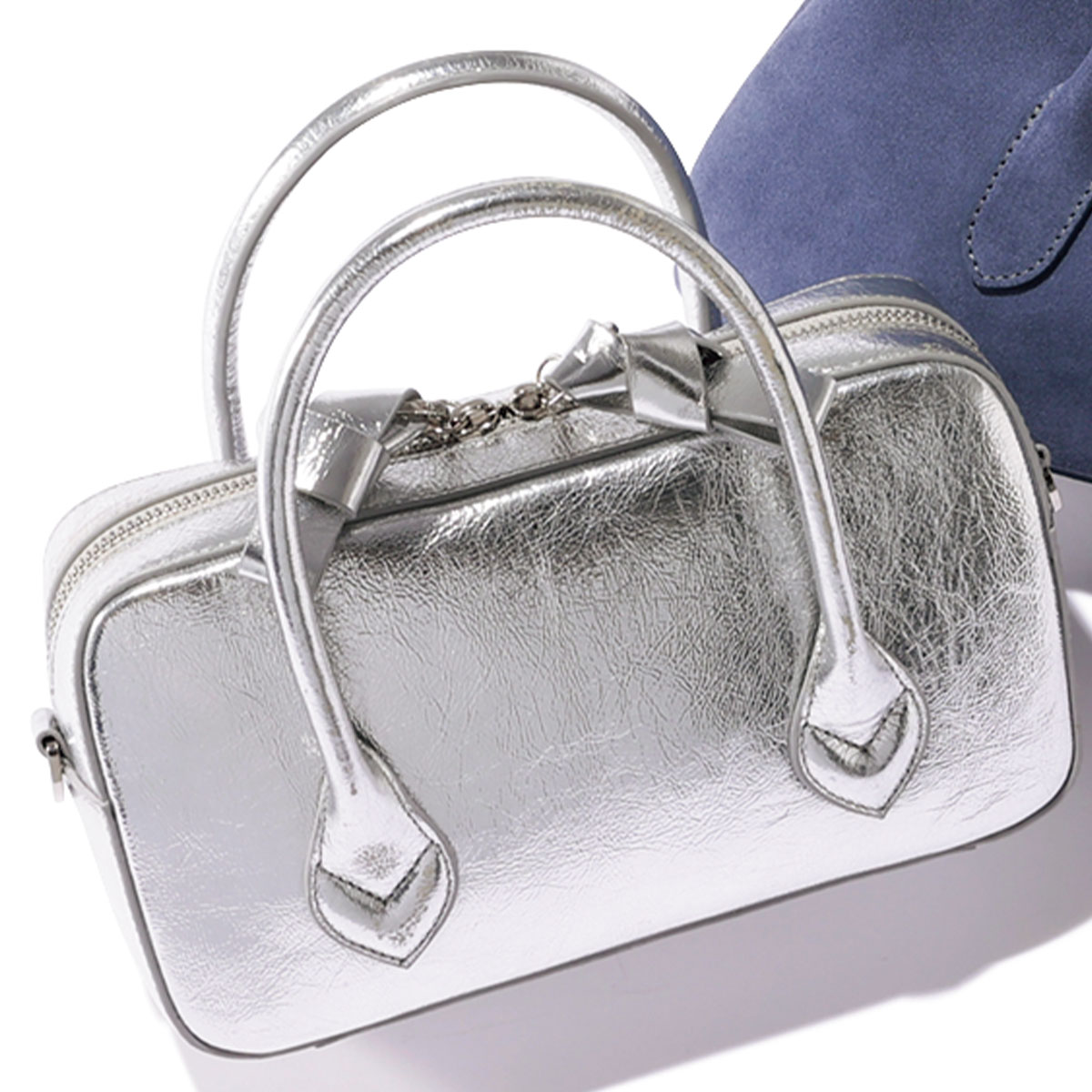 リンクの辛口メタリックなスクエアバッグ