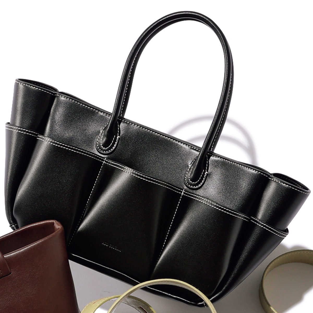 ポケットがオシャレなアクセントのアドカラムのエコレザーバッグ