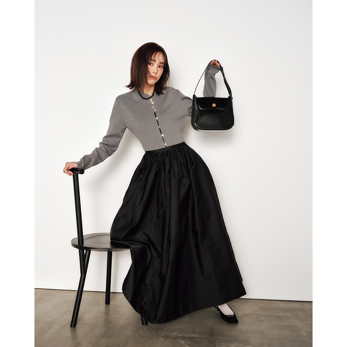 上品なモノクロコーデでオシャレに馴染む韓国ブランドの黒バッグ