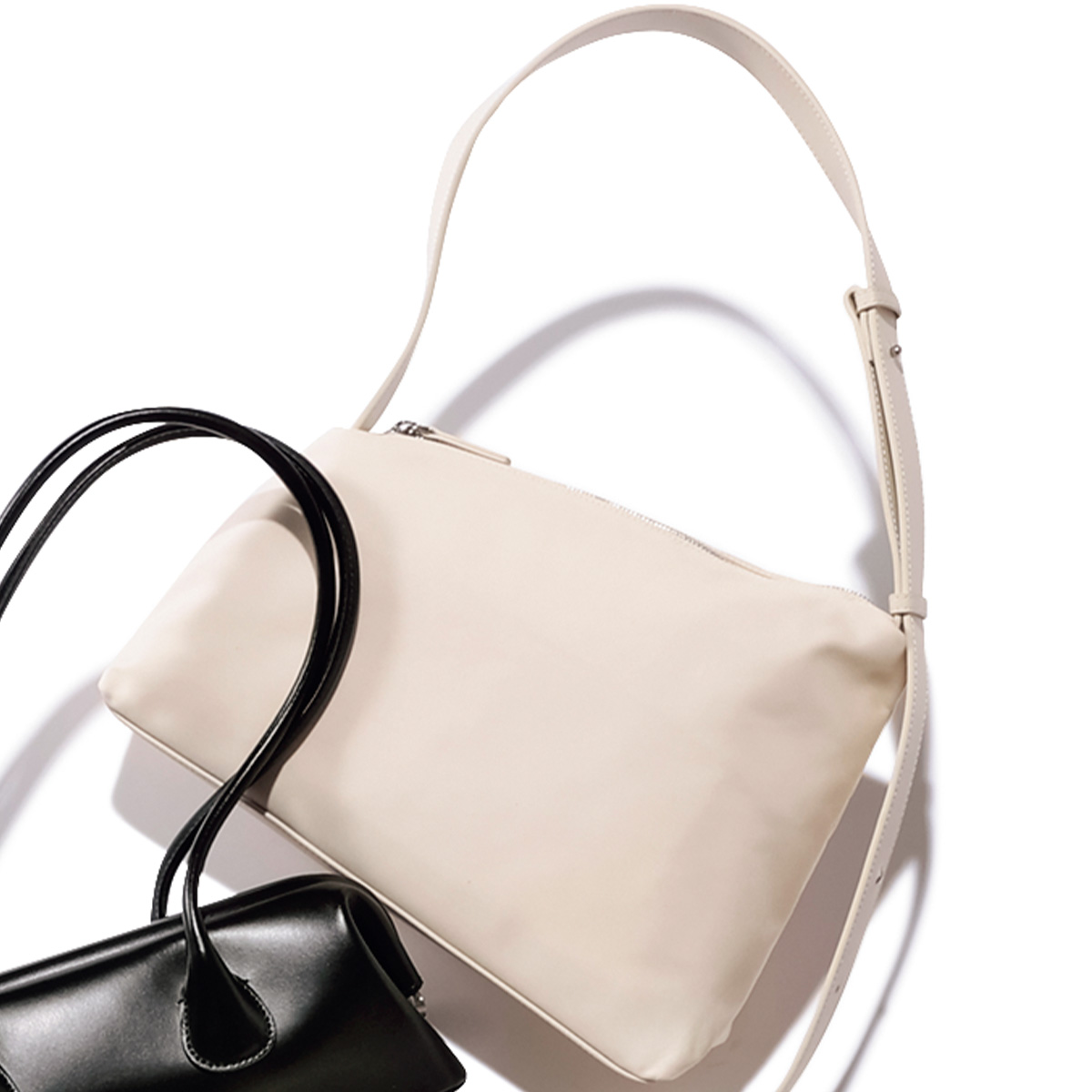 撥水ナイロンが安心なロー ソウルのミニマルなバッグ