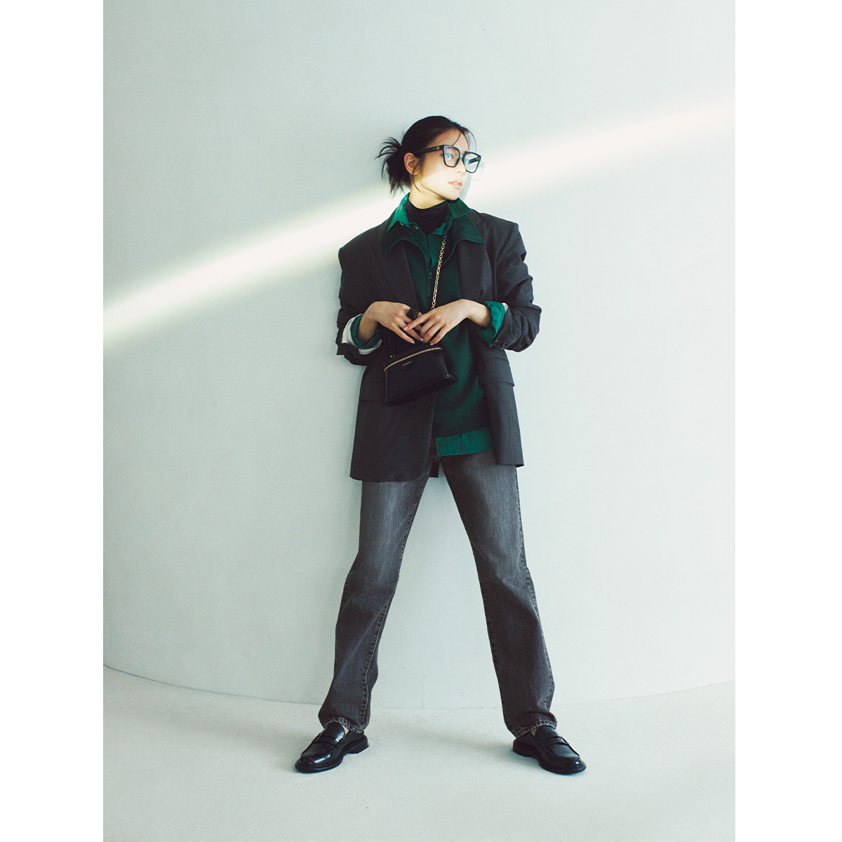 タートルとトップスを重ねて今っぽく洗練されたジャケットコーデ