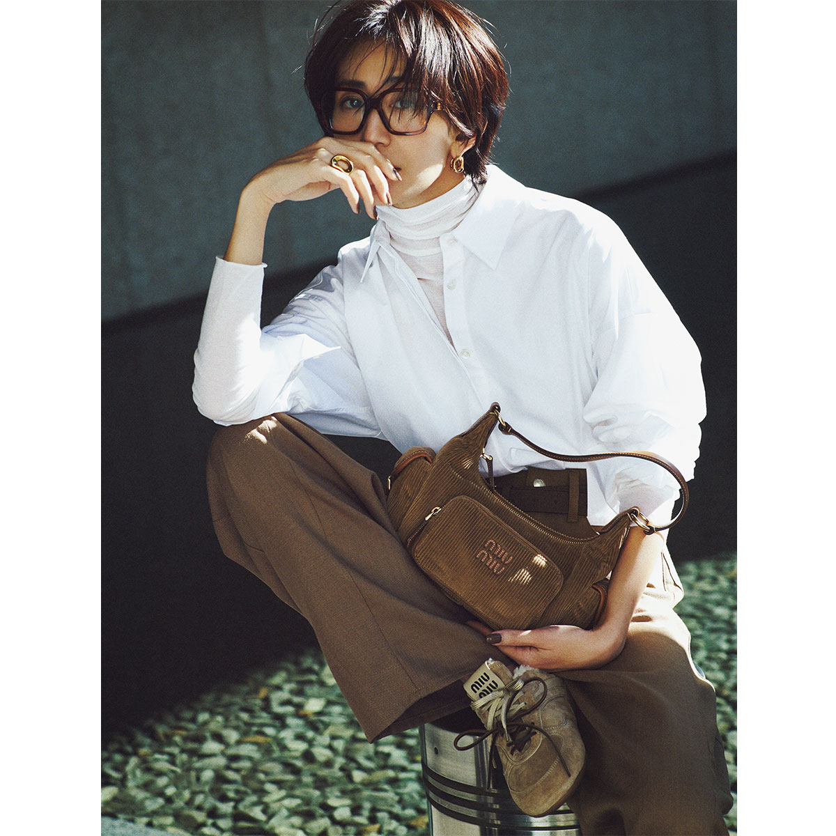 白シャツと白タートルを重ねたキレイめコーデ