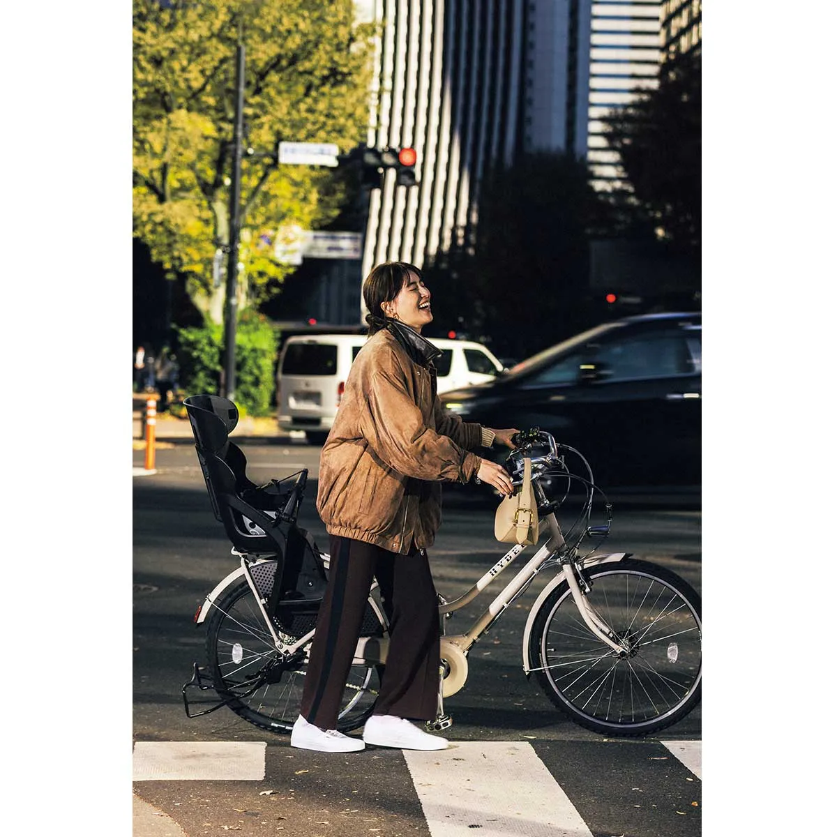 ブルゾンジャケットにバーガンディのラインパンツのコーデ