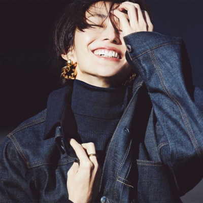 全身ネイビー感覚の「タートル×デニム」でキレイめ更新！今っぽシルエットがコツ