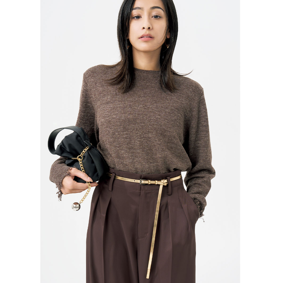 大人っぽブラウンコーデにメタリックの細ベルトがオシャレ