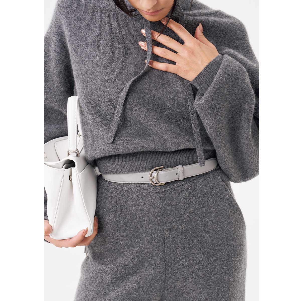 グレーのワントーンコーデにはバレンシアガのニュアンスカラーのベルトが好相性