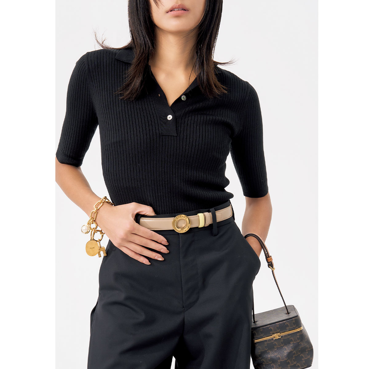 キレイめな黒コーデに映えるセリーヌのベージュベルト