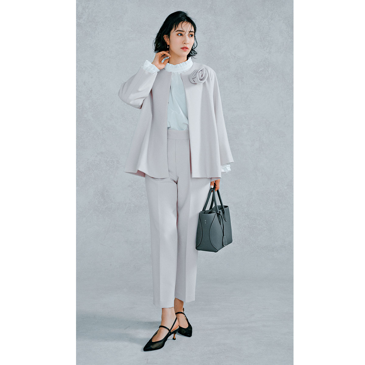 ベルメゾンのグレージュのジャケットとパンツとブラウスの3点セットアップを着た岡本あずささん