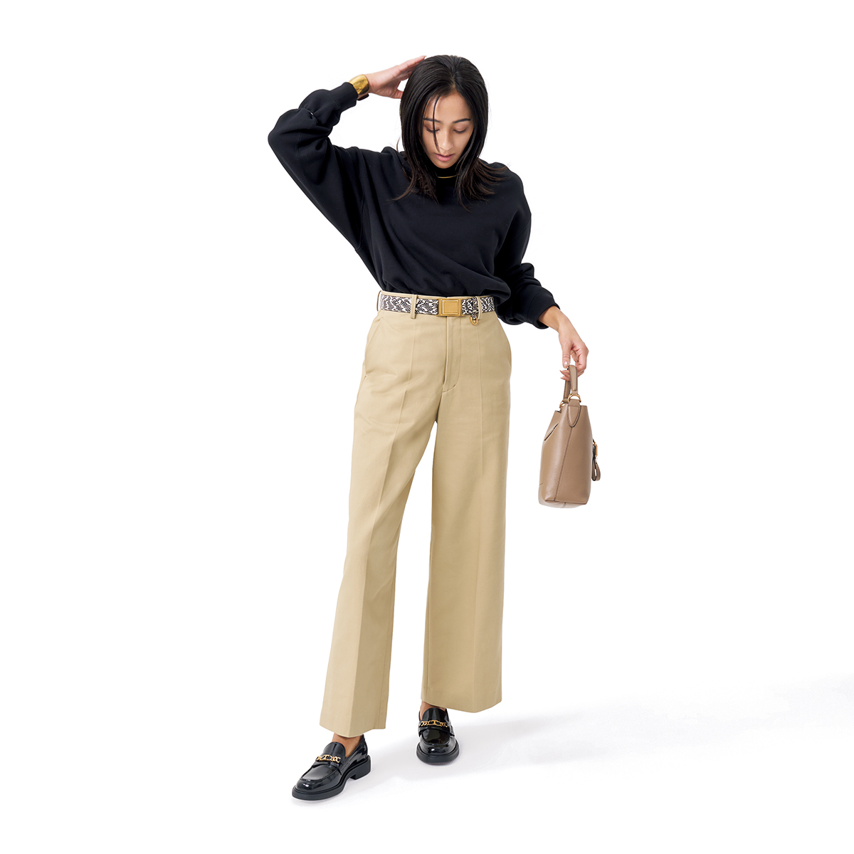 トッズの主役級ベルトがシンプルなお仕事コーデに洒落感をプラス