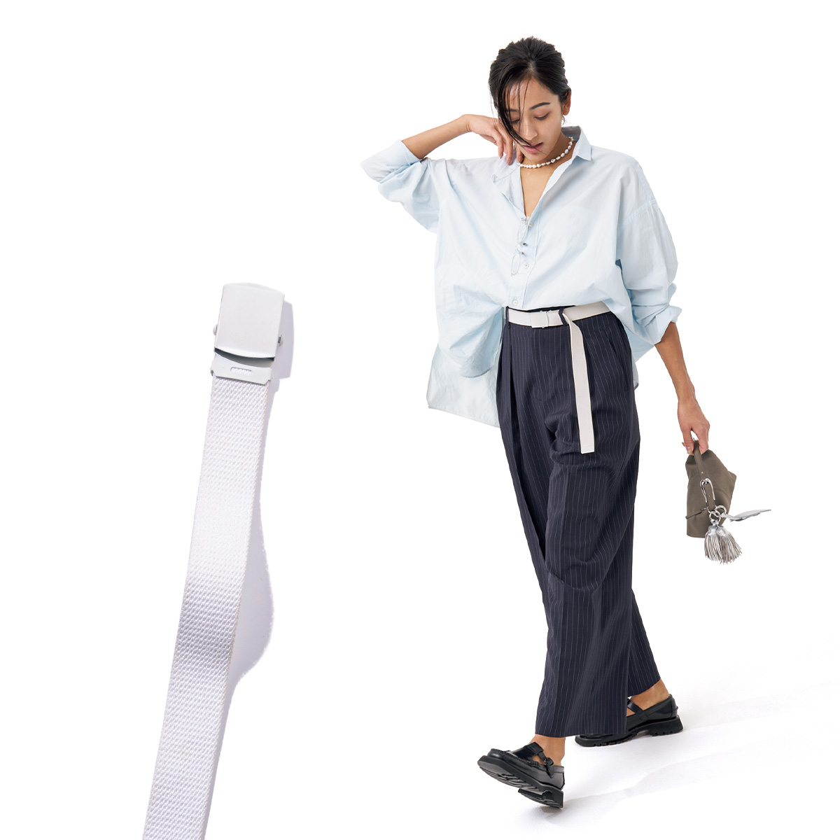 シャツ軸のキレイめコーデにもフィットするガチャベルト