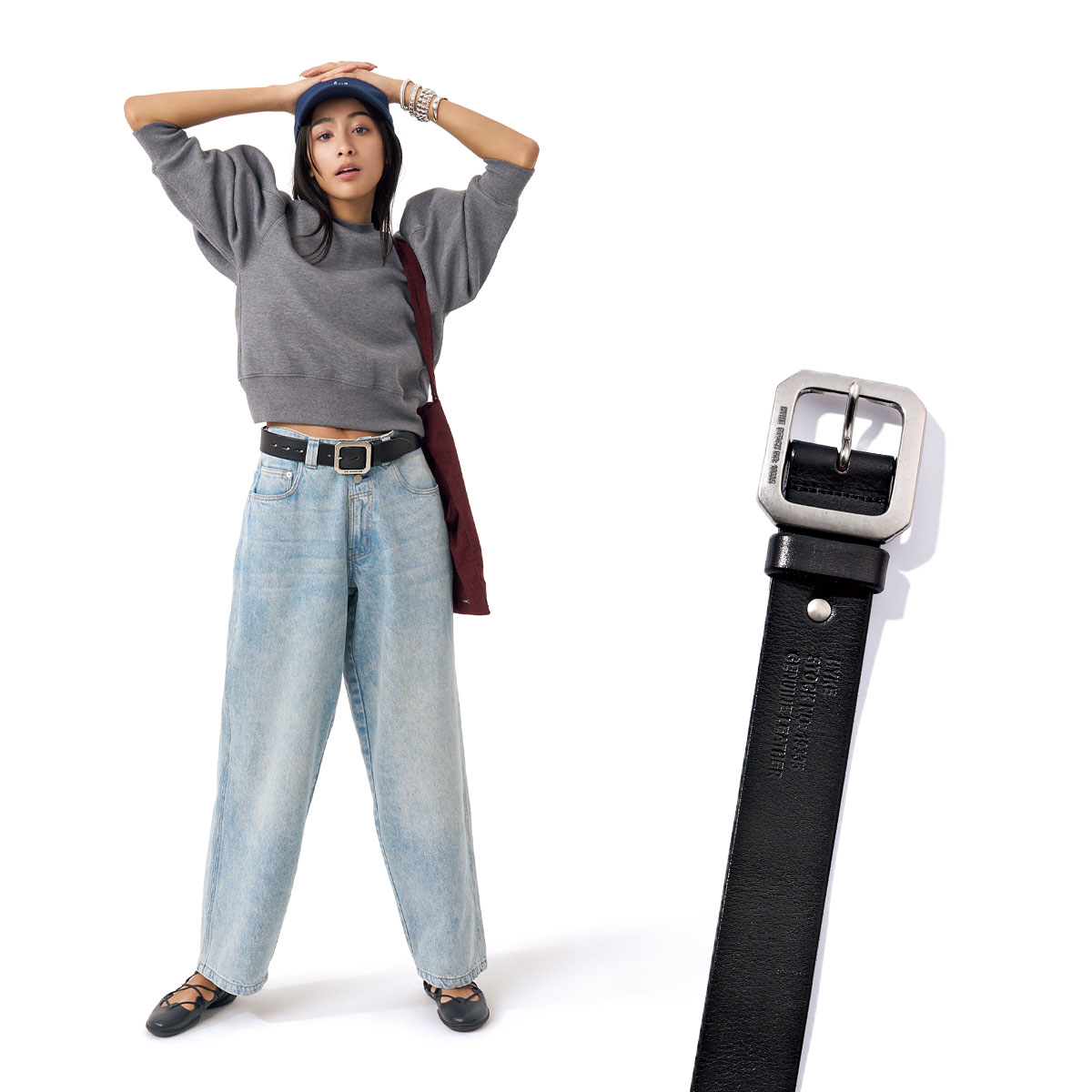 シンプルなデニムコーデを格上げするハイクの黒ベルト