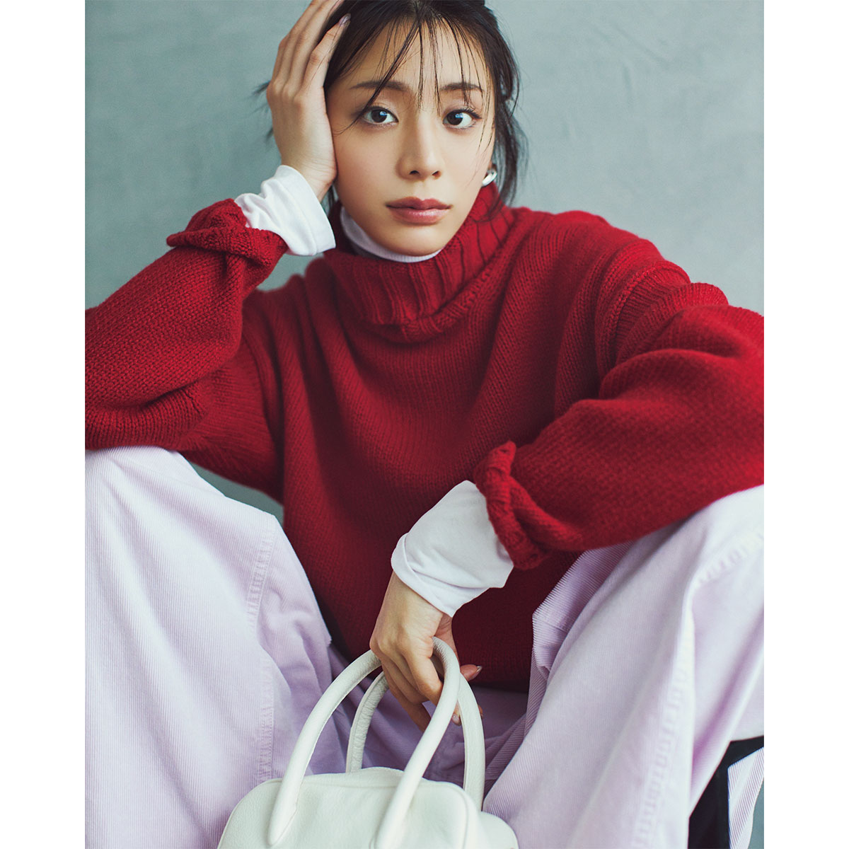 赤×ピンクのカラーミックスもバランスよくまとめてくれる白タートルが効いた春っぽコーデ