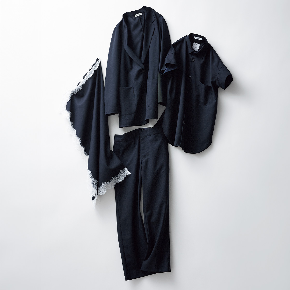 マディソンブルーのセット使いできるネイビーのジャケットとシャツとパンツとスカーフ