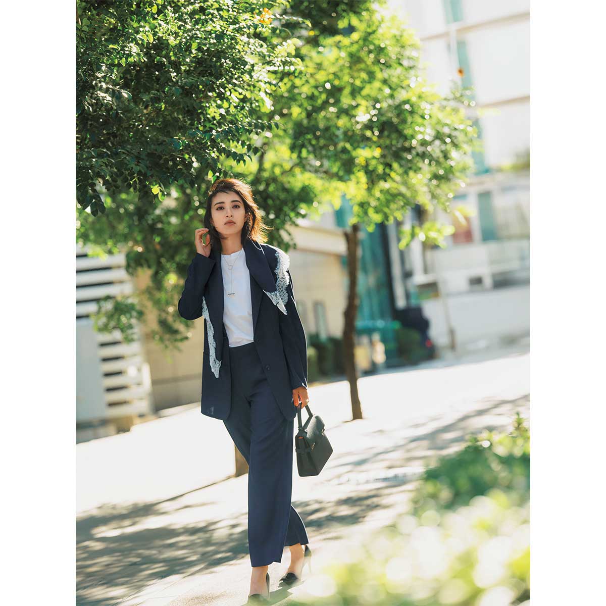 マディソンブルーのネイビーのジャケットとパンツとスカーフをセットアップで着用した行事コーデ