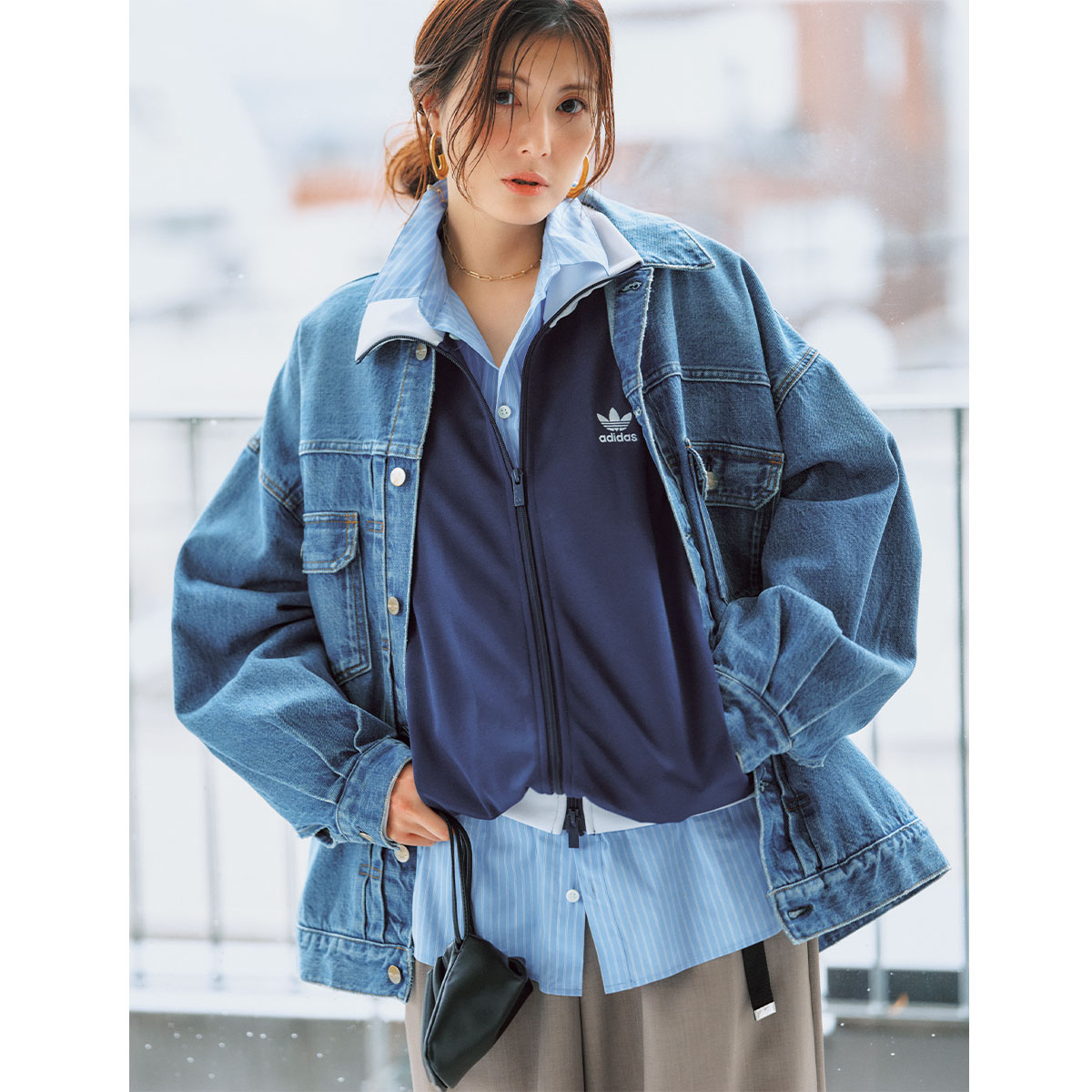 トラックジャケットはシャツとのレイヤードでキレイめにまとまる