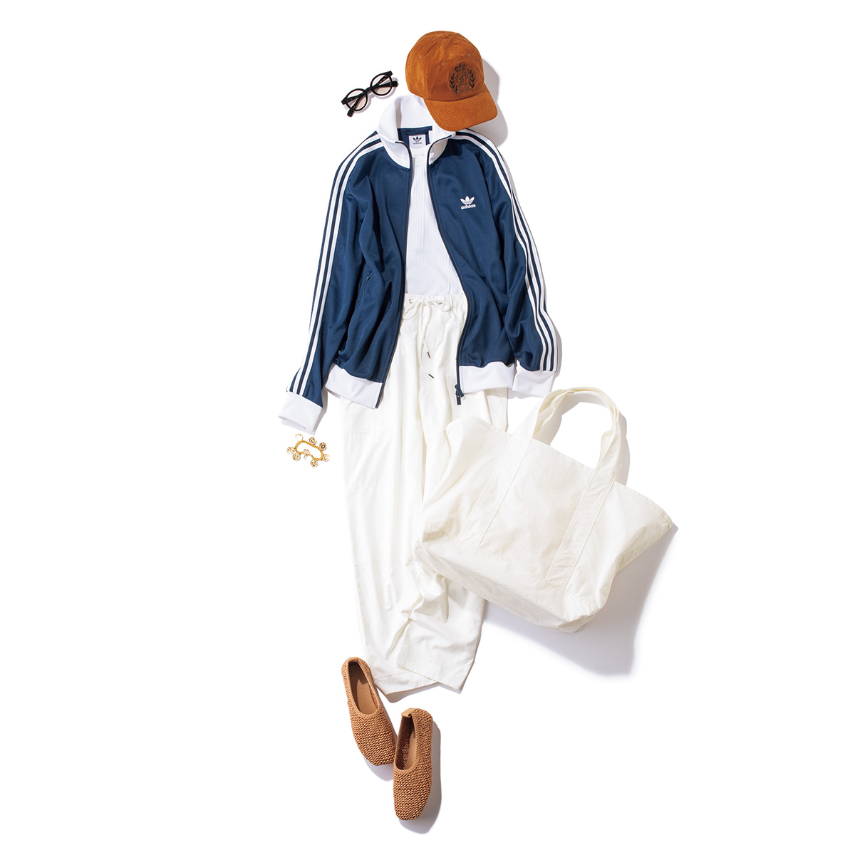 白コーデにトレンドのトラックジャケットを合わせてキレイめカジュアルが完成