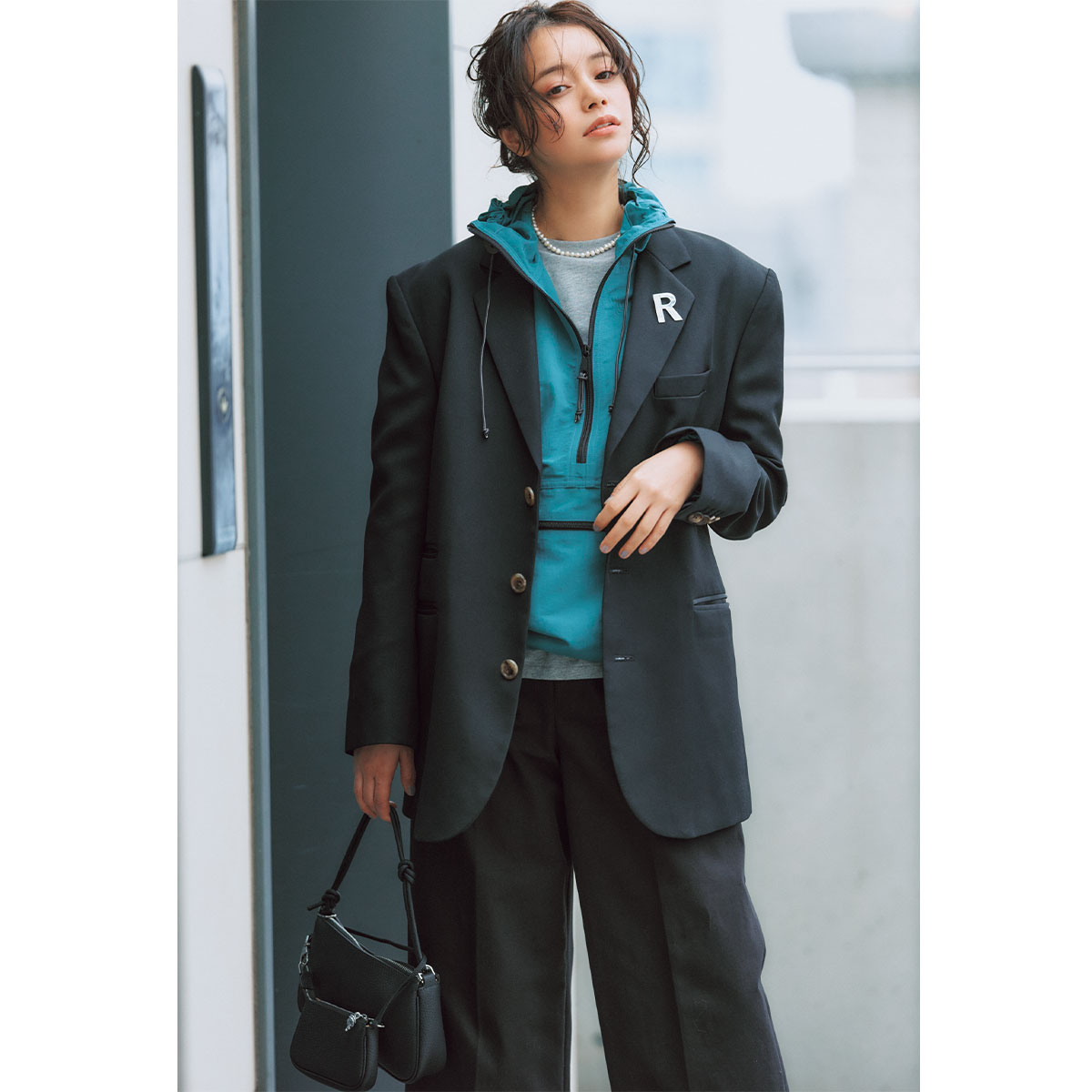 キレイめジャケットコーデにスポーティなフーディを重ね着して新鮮な印象に